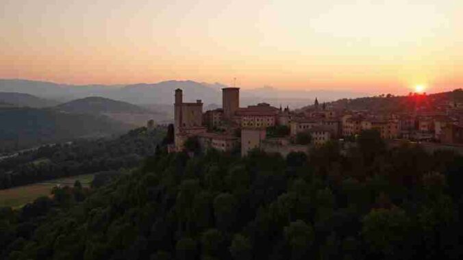 7 Best Italian Hill Towns You Shouldn't Miss, Concept art for illustrative purpose, tags: città collinari strati di storia - Monok