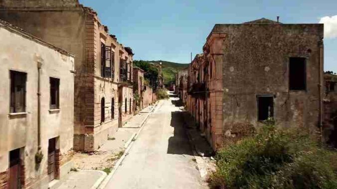 Vidéo réalisée avec mon Dji Mavic Pro dans les ruines de Poggioreale, en Sicile, Italie.

Abonnes-toi pour ne pas manquer mes futures vidéos, like et commentes si ça t'as plu.

INFO ICI:

L'histoire d - Digital concept art for illustrative purpose, tags: città sono - Monok